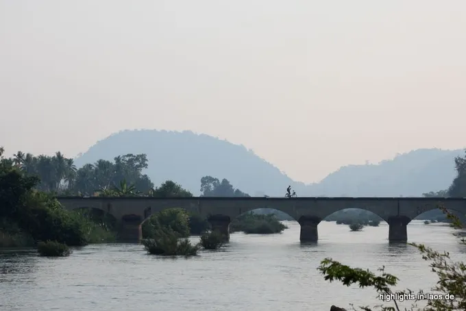 Die alte Eisenbahnbrücke bei Don Det