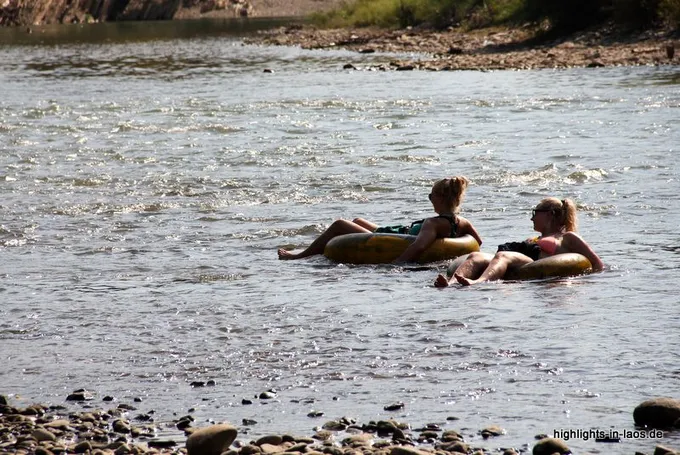 Tubing auf dem Fluss bei Vang Vieng
