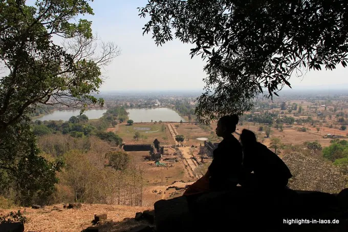 Sicht vom Berg über Wat Phou