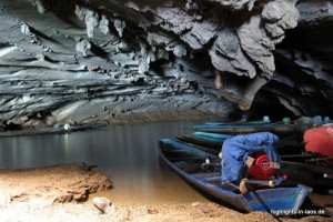 Boote in der Kong Lor Höhle