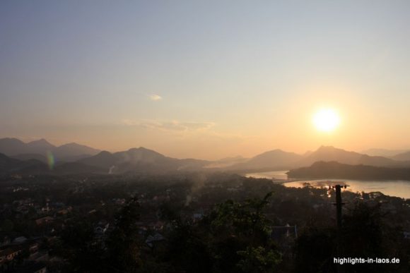 Sonnenuntergang über dem Mekong (Mount Phousi)