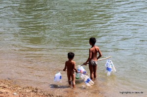 Kinder spielen am Fluss